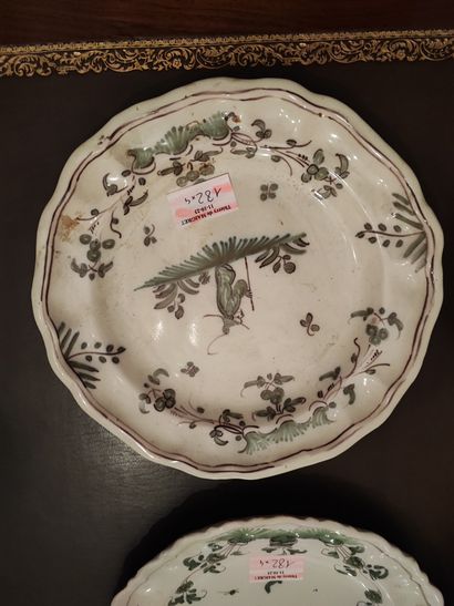 Moustiers. Quatre assiettes en faïence à...