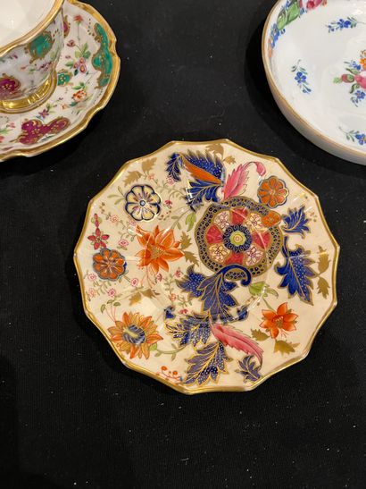 Lot of ceramic trinkets including a pair...