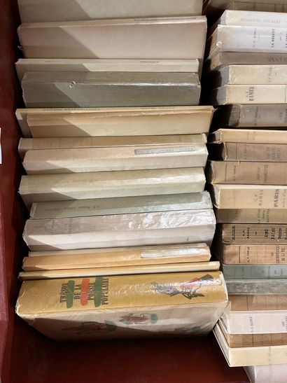 Two mannettes of paperback volumes including...