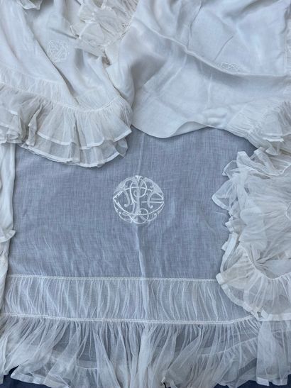 D Bedspread, pair of pillowcases and bolster...