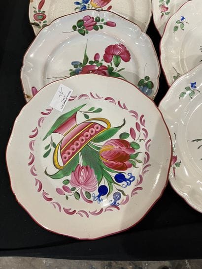 Mannette of ancient and modern earthenware...