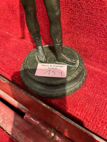 Ephèbe en bronze patiné. Vers 1900. Haut.:...