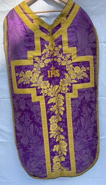 11 Lot of ecclesiastical vestments: chasuble...