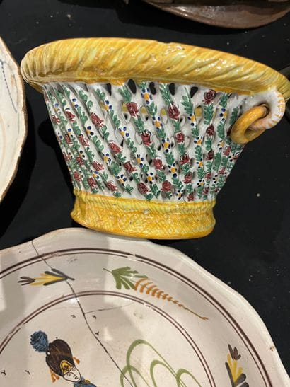 Mannette of ancient and modern earthenware...