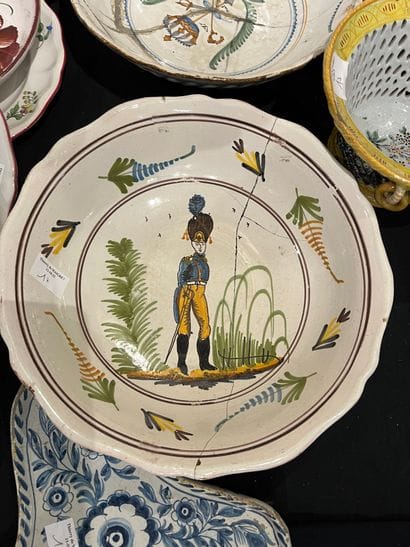 Mannette of ancient and modern earthenware...