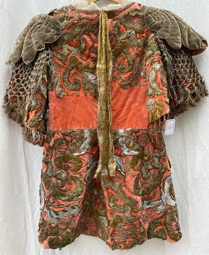 17- Apricot and salmon velvet pourpoint,...