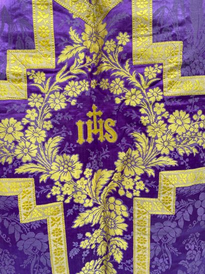 11 Lot of ecclesiastical vestments: chasuble...
