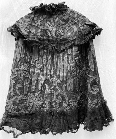 16- Lot including: 
-Cape with large collar,...