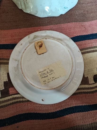 Lot d'assiettes en faïence dont un plat en...