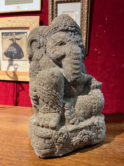 Divinité 
Statuette en grés 
Ref 201