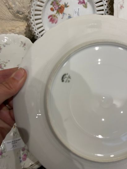 Porcelain manette including elements of a...