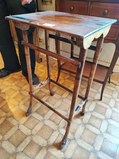 Lot de petits mobiliers comprenant un fauteuil...