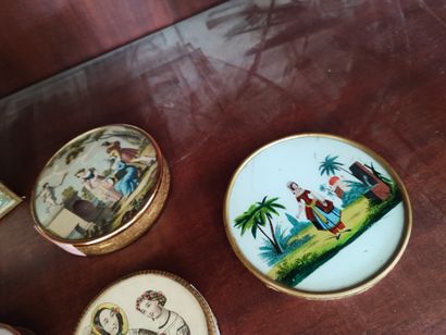 Lot de cinq boites romantiques en verre églomisé...