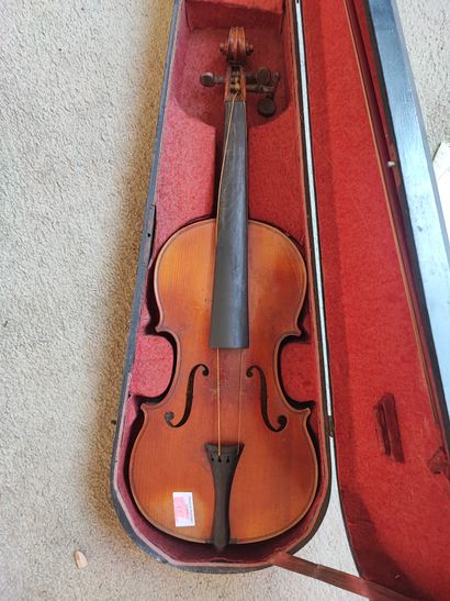 Violon et son étui. Manque de cordes. En...