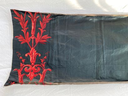15- Lot including :
Long-sleeved black satin...