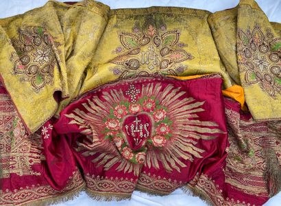 11 Lot of ecclesiastical vestments: chasuble...