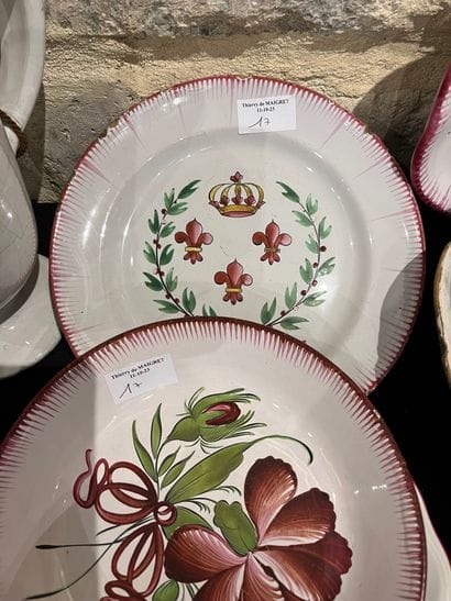Mannette of ancient and modern earthenware...
