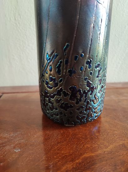 Vase rouleau en verre à décor irisé, porte...