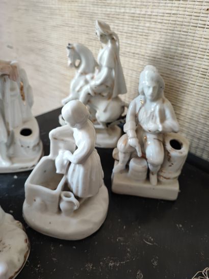 Lot de sept groupes de personnages en porcelaine...
