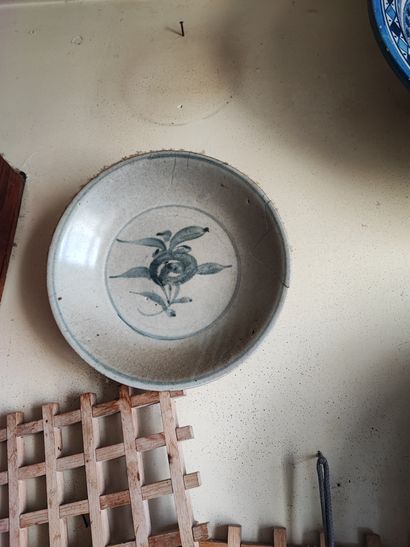 Lot de céramiques diverses : 
Deux plats...
