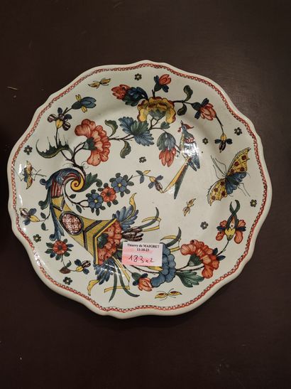 Rouen. Deux assiettes en faïence à décor...