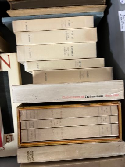 Two mannettes of paperback volumes including...