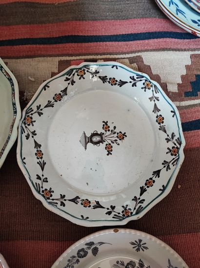 Lot d'assiettes en faïence dont un plat en...