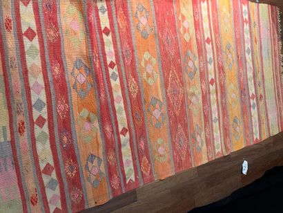 Lot d'environ 5 tapis dans le gout Kilim...