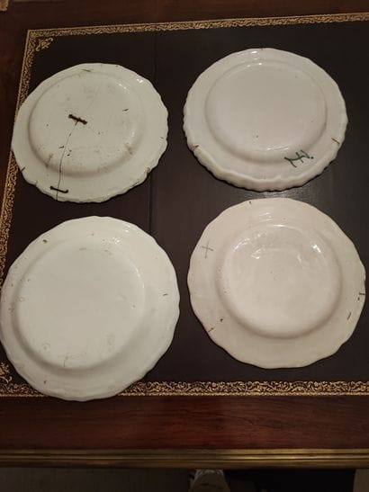 Moustiers. Quatre assiettes en faïence à...