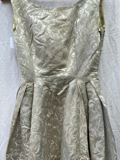 16- Lot including: 
-Cape with large collar,...