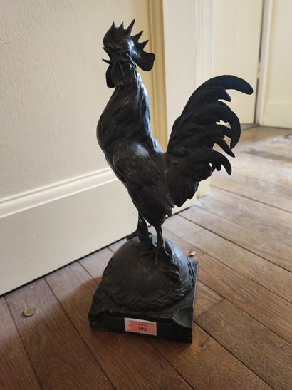 Coq en bronze sur socle marbre. Portant signature...