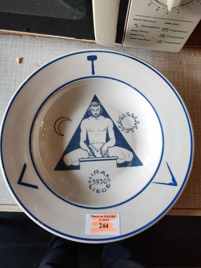 Lot de céramiques diverses : 
Deux plats...