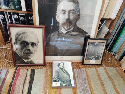 Lot de photographies et encadrés représentant...