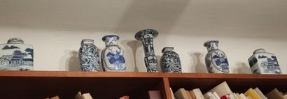 Ensemble de 8 potiches en bleu et blanc moderne....