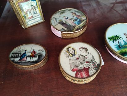 Lot de cinq boites romantiques en verre églomisé...