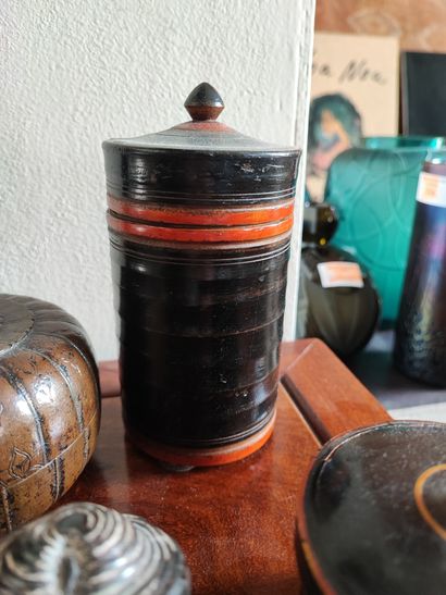 Lot comprenant trois boîtes Asie du Sud et...