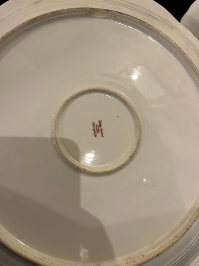 Porcelain manette including elements of a...