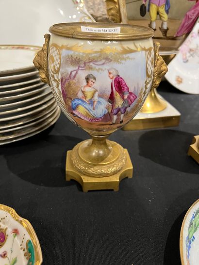 Lot of ceramic trinkets including a pair...