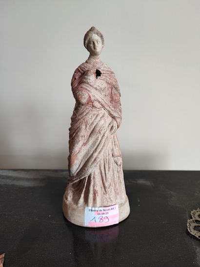 Dans le gout de Tanagra. Vestale drapée en...
