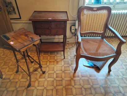 Lot de petits mobiliers comprenant un fauteuil...
