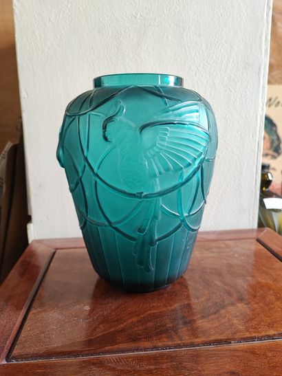 Vase en verre bleu à décor de perruches signé...