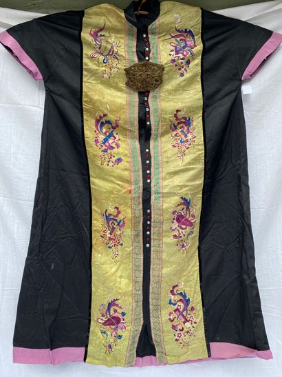13 Set of 2 dresses: 
Long-sleeved blue velvet...