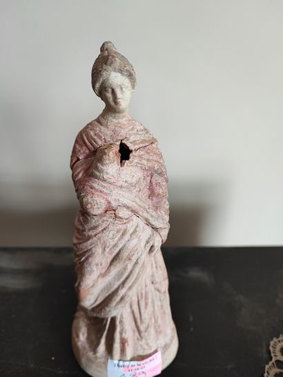 Dans le gout de Tanagra. Vestale drapée en...