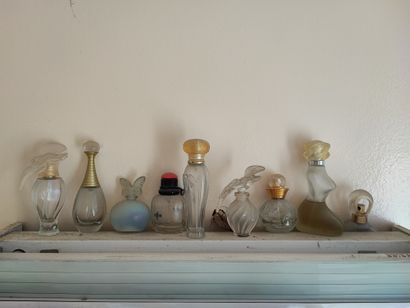 Lot de flacons de parfums dont Nina Ricci....