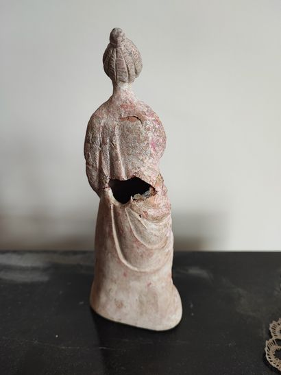 Dans le gout de Tanagra. Vestale drapée en...