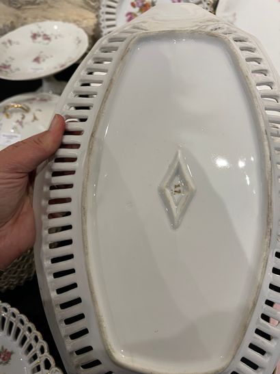 Porcelain manette including elements of a...