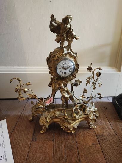 Petite pendule en bronze doré de style Rocaille...