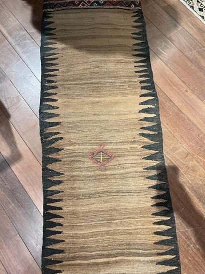 Lot d'environ 5 tapis dans le gout Kilim...