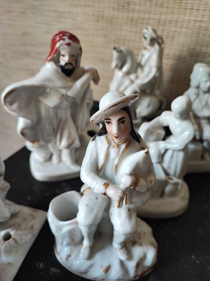 Lot de sept groupes de personnages en porcelaine...