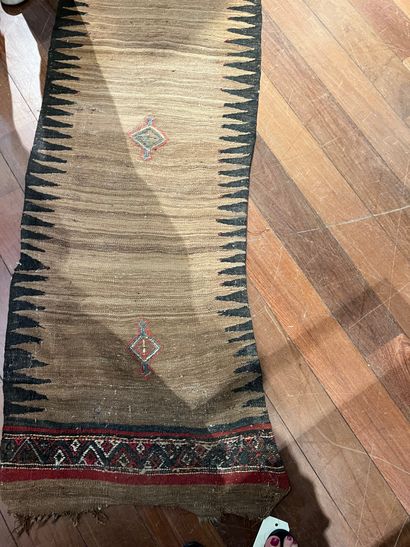 Lot d'environ 5 tapis dans le gout Kilim...